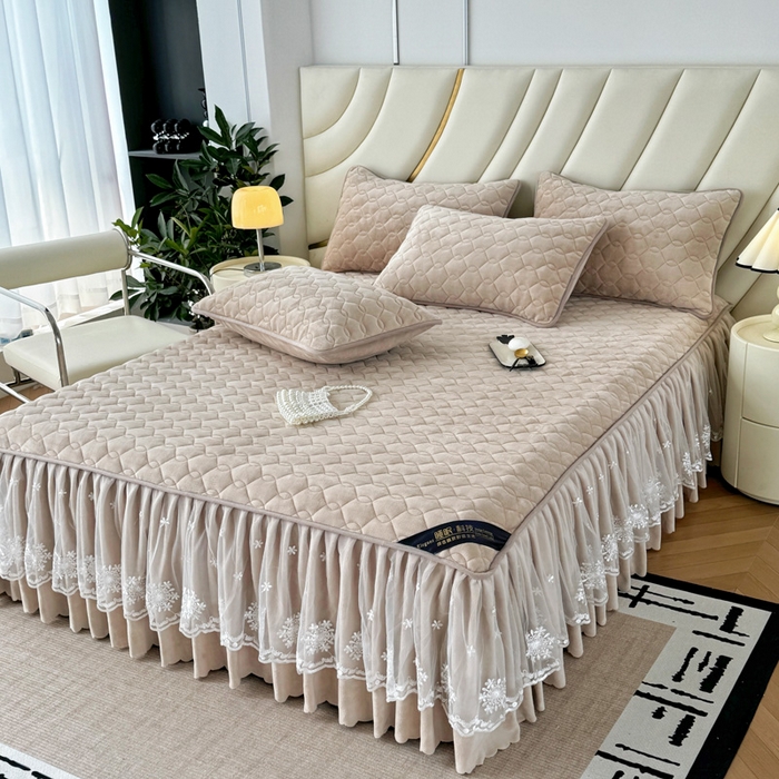 91家纺网 家纺一手货源 找家纺 品乐家纺 2024新款简约牛奶绒夹棉保暖床裙 驼色