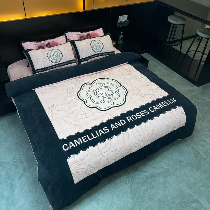 91家纺网 家纺一手货源 找家纺 2024新款大版数码印花四件套高克重双面加厚牛奶绒四件套 山茶粉