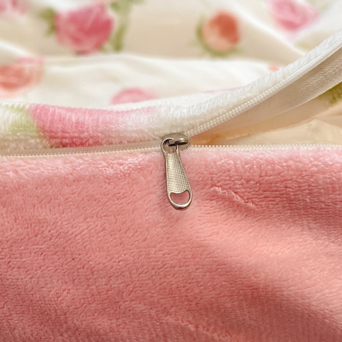 91家纺网 家纺一手货源 找家纺 2025新款田园花卉类印花牛奶绒被套单件 甜美冬日