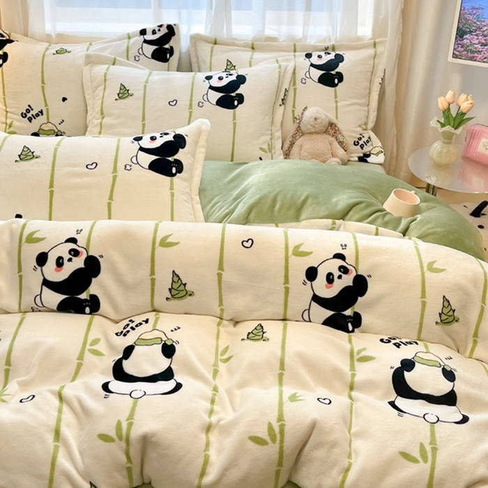 91家纺网 家纺一手货源 找家纺 2025新款田园花卉类印花牛奶绒被套单件 快乐熊猫