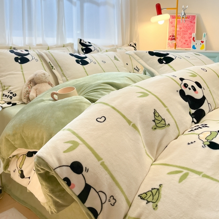 91家纺网 家纺一手货源 找家纺 2025新款田园花卉类印花牛奶绒被套单件 快乐熊猫