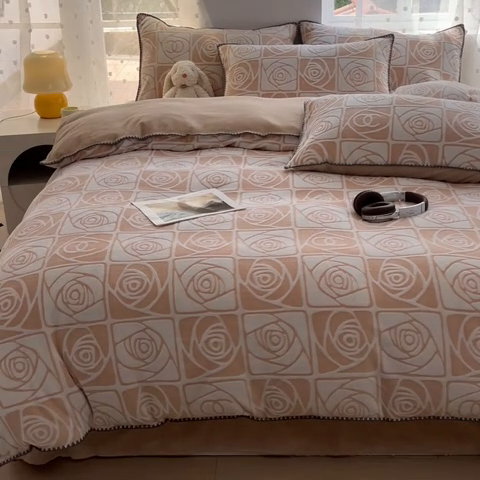 91家纺网 家纺一手货源 找家纺 晚依家纺 2024新款230g全消光牛奶绒四件套 陌上花开-驼棕