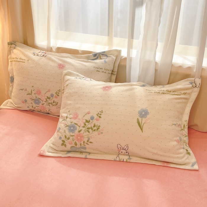 91家纺网 家纺一手货源 找家纺 2025新款田园花卉类印花牛奶绒被套单件 鲜花小兔