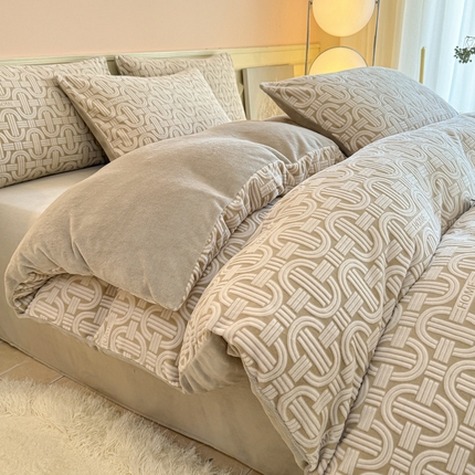 91家纺网 家纺一手货源 找家纺 其奥 2025新款8斤A类230克牛奶绒提花烂花四件套床笠款床单款 巴克曼 米灰