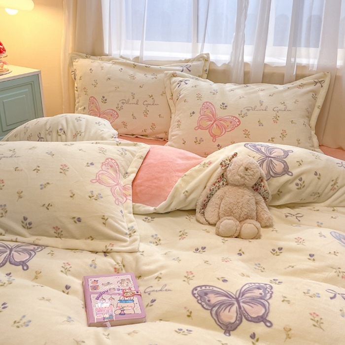 91家纺网 家纺一手货源 找家纺 2025新款田园花卉类印花牛奶绒被套单件 蝴蝶花