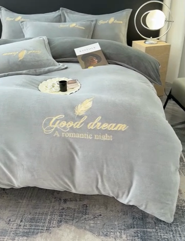 91家纺网 家纺一手货源 找家纺 灰鲸 2025新款A类牛奶绒轻奢刺绣四件套 轻羽-纳多灰+山灰