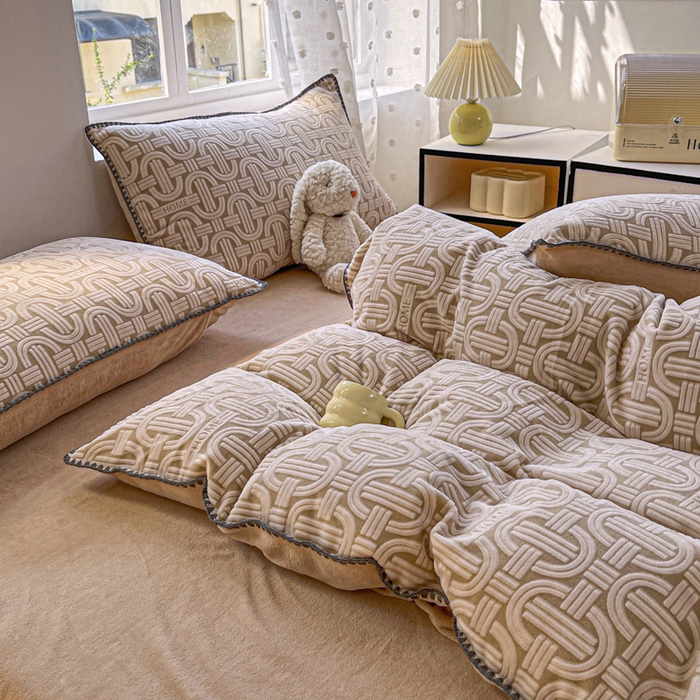 91家纺网 家纺一手货源 找家纺 晚依家纺 2024新款230g全消光牛奶绒四件套 巴克曼-米驼