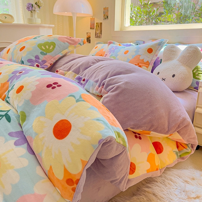 91家纺网 家纺一手货源 找家纺 2025新款田园花卉类印花牛奶绒被套单件 布兰卡