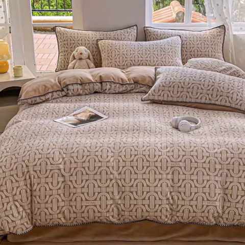 91家纺网 家纺一手货源 找家纺 晚依家纺 2024新款230g全消光牛奶绒四件套 巴克曼-米驼