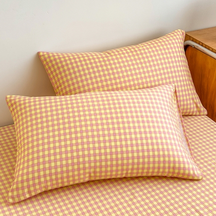 91家纺网 家纺一手货源 找家纺 芃成家纺 2024新款原棉加厚生态磨毛单枕套 幸运小格-粉黄