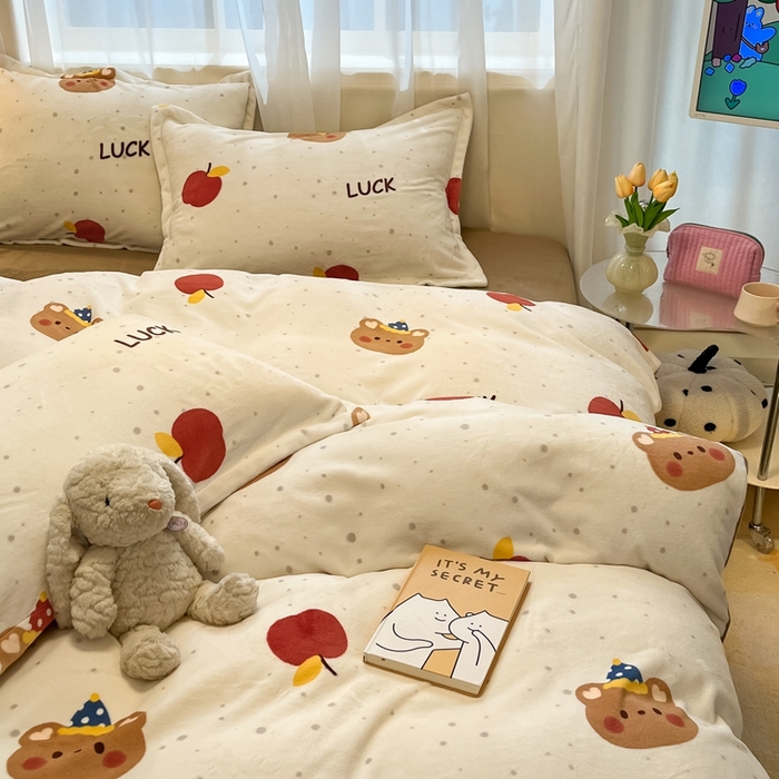 91家纺网 家纺一手货源 找家纺 2025新款田园花卉类印花牛奶绒被套单件 苹果小熊