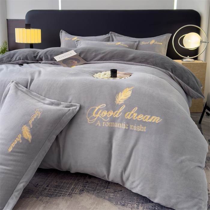 91家纺网 家纺一手货源 找家纺 灰鲸 2025新款A类牛奶绒轻奢刺绣四件套 轻羽-纳多灰+山灰