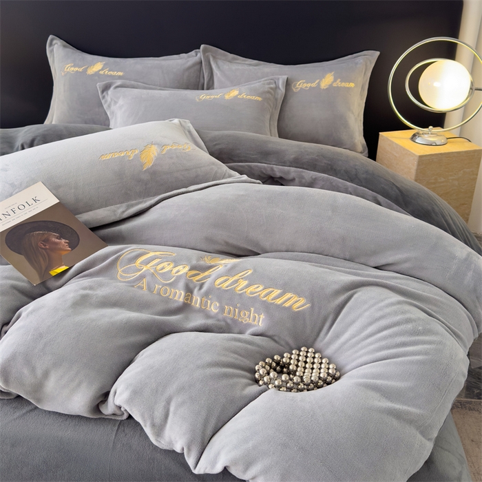 91家纺网 家纺一手货源 找家纺 灰鲸 2025新款A类牛奶绒轻奢刺绣四件套 轻羽-纳多灰+山灰