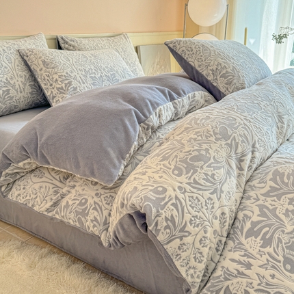 91家纺网 家纺一手货源 找家纺 其奥 2025新款8斤A类230克牛奶绒提花烂花四件套床笠款床单款 可可西里 灰蓝