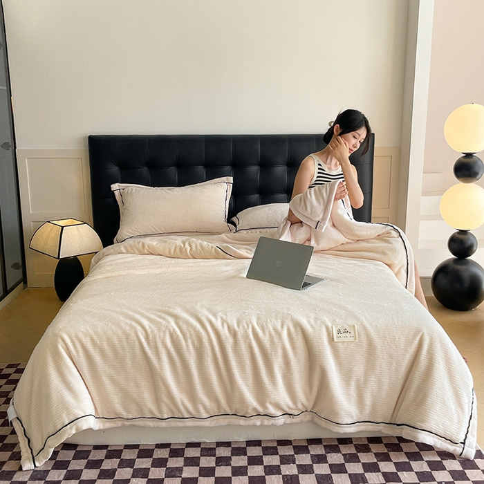 91家纺网 家纺一手货源 找家纺 欧邦 新款提花针织绒拉链款毯子牛奶绒单被套毯三件套 初见-米白