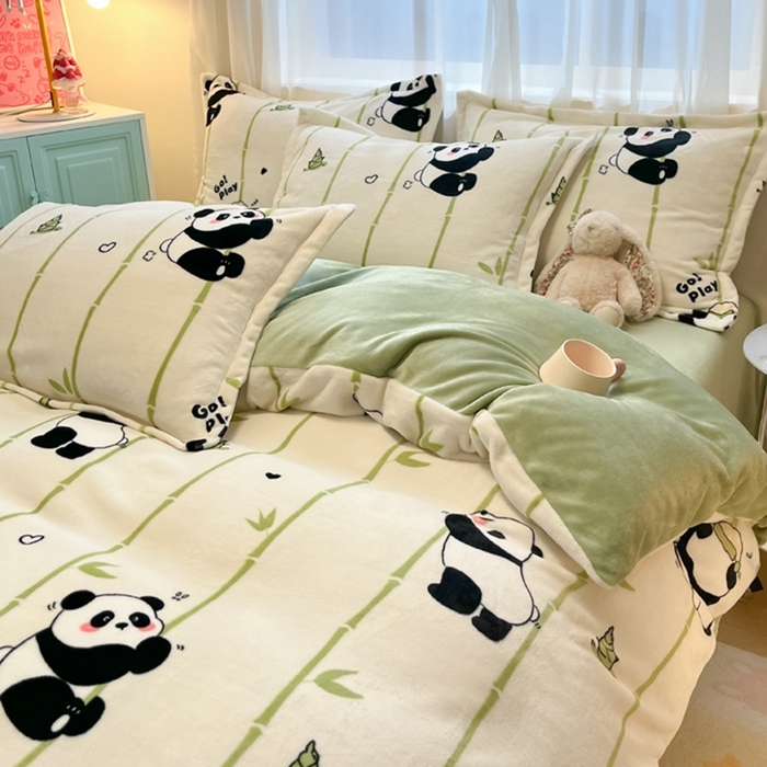 91家纺网 家纺一手货源 找家纺 2025新款田园花卉类印花牛奶绒被套单件 快乐熊猫