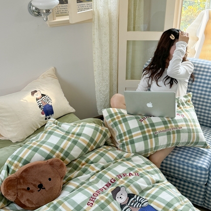 91家纺网 家纺一手货源 找家纺 （总）暖生活 2024新款直播爆款230克小熊刺绣牛奶绒四件套