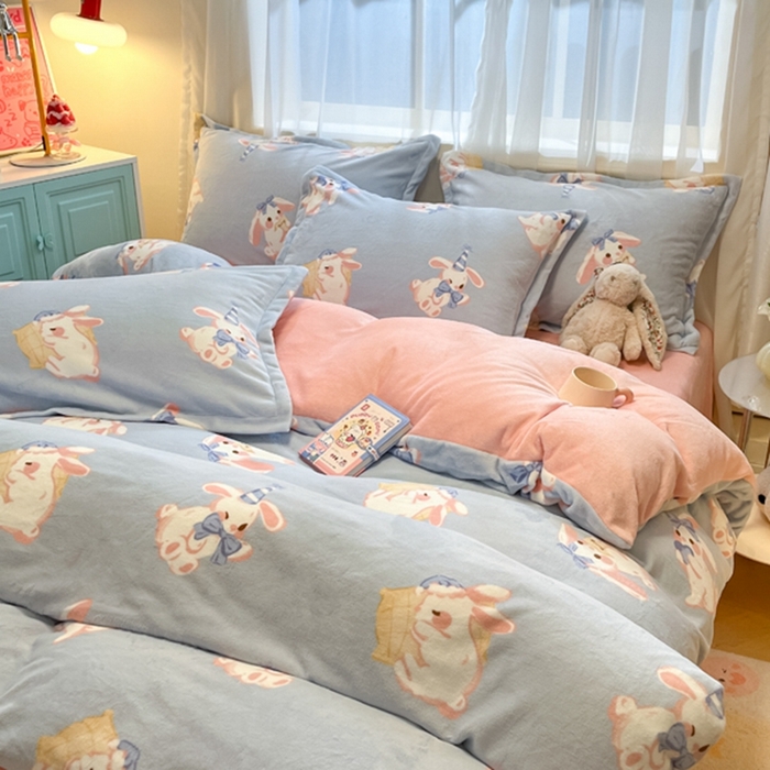 91家纺网 家纺一手货源 找家纺 2025新款田园花卉类印花牛奶绒被套单件 醒醒兔