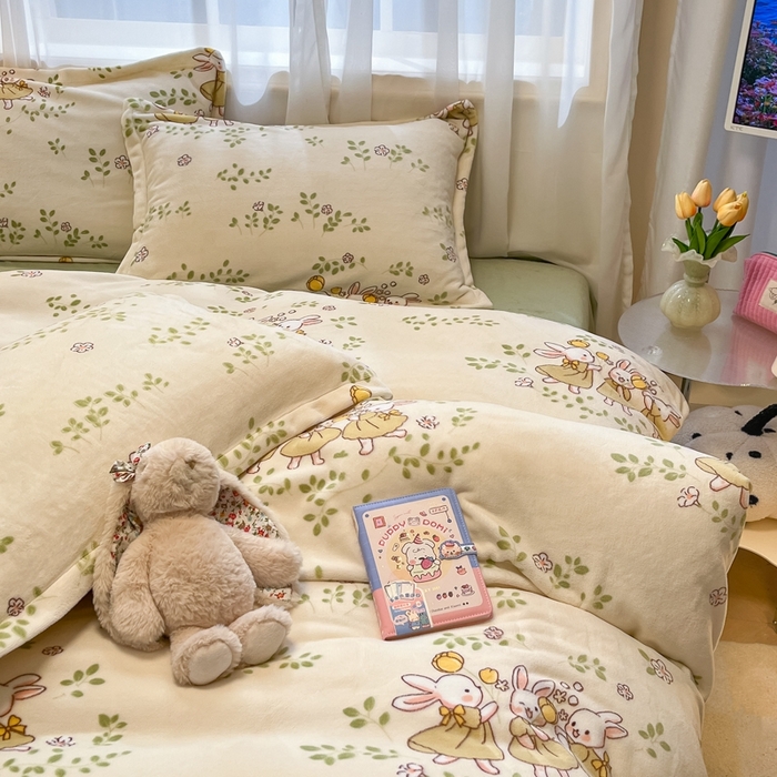 91家纺网 家纺一手货源 找家纺 2025新款田园花卉类印花牛奶绒被套单件 花园兔