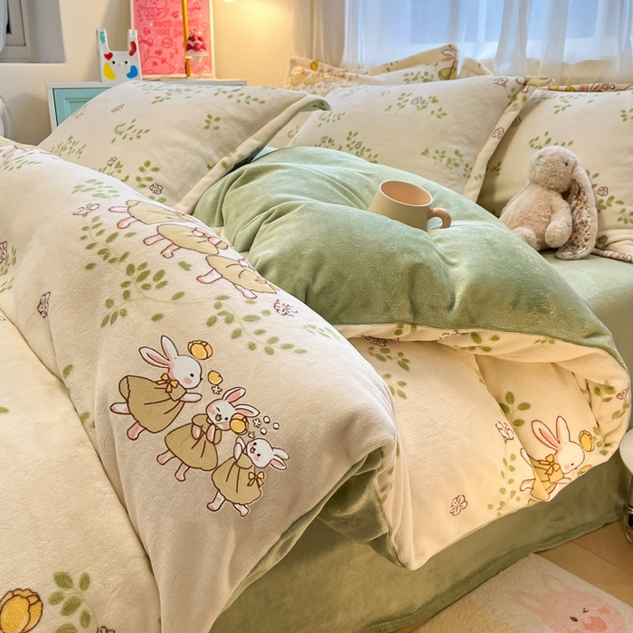 91家纺网 家纺一手货源 找家纺 2025新款田园花卉类印花牛奶绒被套单件 花园兔