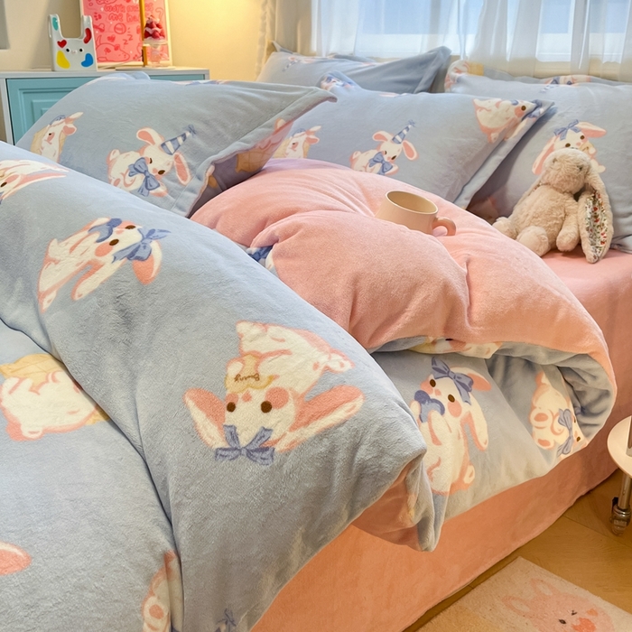 91家纺网 家纺一手货源 找家纺 2025新款田园花卉类印花牛奶绒被套单件 醒醒兔