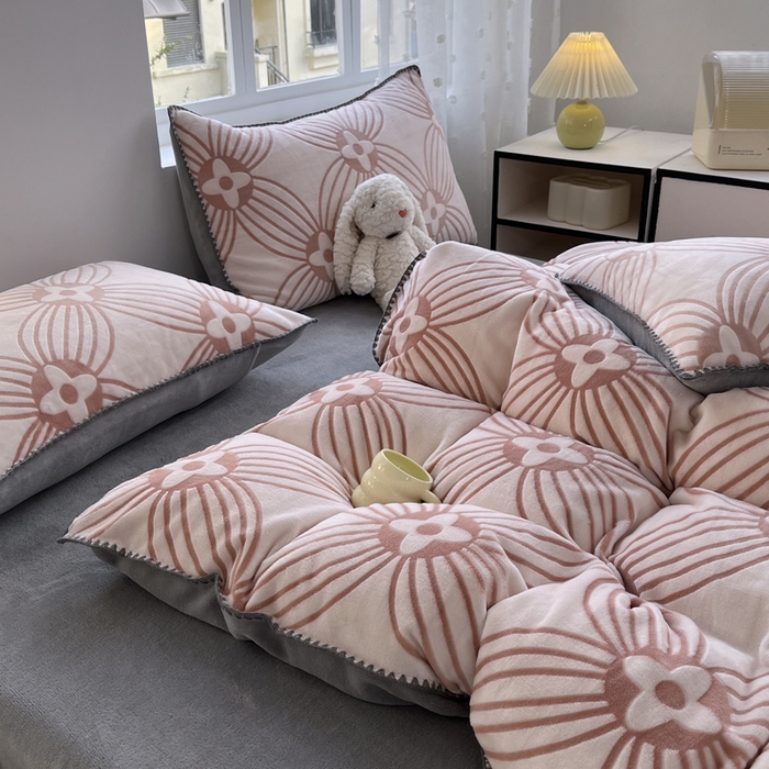 91家纺网 家纺一手货源 找家纺 晚依家纺 2024新款230g全消光牛奶绒四件套 新泽西-粉灰