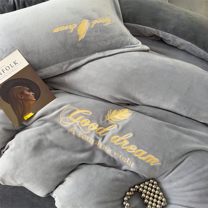 91家纺网 家纺一手货源 找家纺 灰鲸 2025新款A类牛奶绒轻奢刺绣四件套 轻羽-纳多灰+山灰