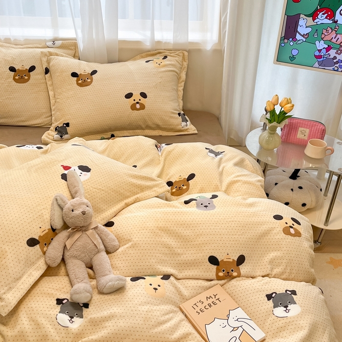 91家纺网 家纺一手货源 找家纺 2025新款田园花卉类印花牛奶绒被套单件 开心狗