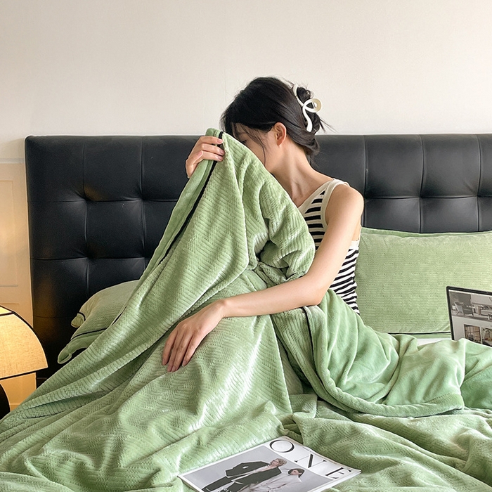 91家纺网 家纺一手货源 找家纺 欧邦 新款提花针织绒拉链款毯子牛奶绒单被套毯三件套 初见-草绿