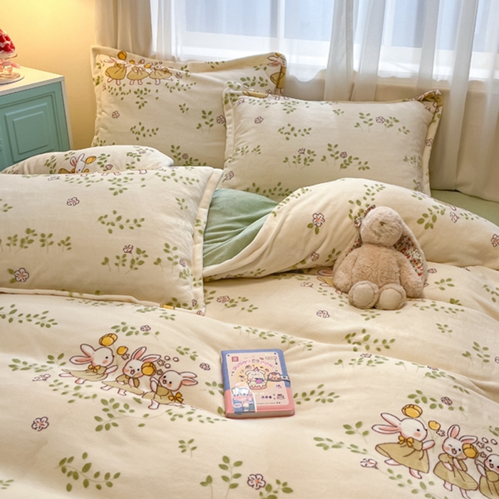 91家纺网 家纺一手货源 找家纺 2025新款田园花卉类印花牛奶绒被套单件 花园兔