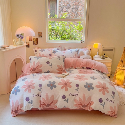 91家纺网 家纺一手货源 找家纺 （总）2025新款田园花卉类印花牛奶绒被套单件