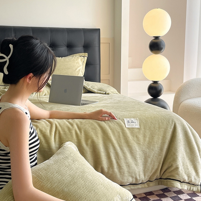 91家纺网 家纺一手货源 找家纺 欧邦 新款提花针织绒拉链款毯子牛奶绒单被套毯三件套 初见-芥黄