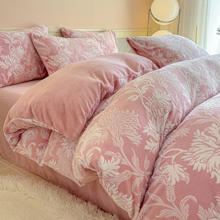 91家纺网 家纺一手货源 找家纺 其奥 2025新款8斤A类230克牛奶绒提花烂花四件套床笠款床单款 罗曼 贝壳粉
