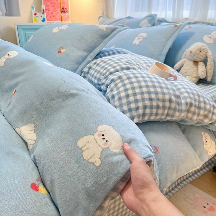 91家纺网 家纺一手货源 找家纺 2025新款田园花卉类印花牛奶绒被套单件 宝贝熊仔