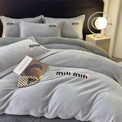 91家纺网 家纺一手货源 找家纺 （总）灰鲸 2025新款A类牛奶绒轻奢刺绣四件套