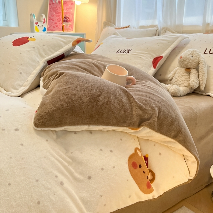 91家纺网 家纺一手货源 找家纺 2025新款田园花卉类印花牛奶绒被套单件 苹果小熊