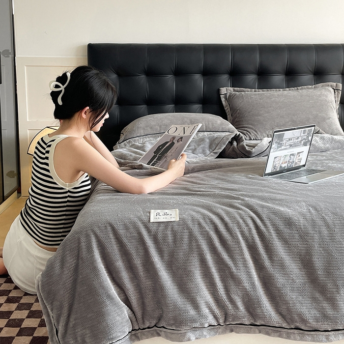 91家纺网 家纺一手货源 找家纺 欧邦 新款提花针织绒拉链款毯子牛奶绒单被套毯三件套 初见-珍珠灰