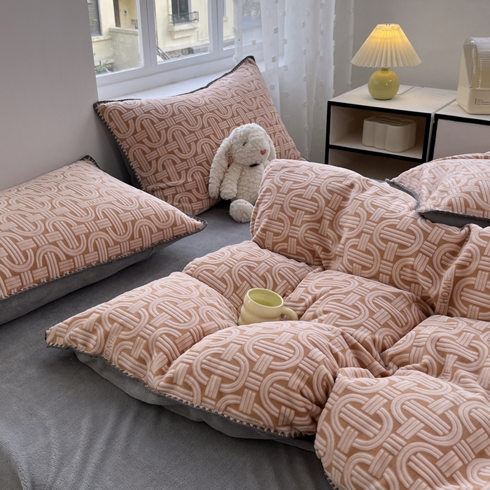 91家纺网 家纺一手货源 找家纺 晚依家纺 2024新款230g全消光牛奶绒四件套 巴克曼-桔灰