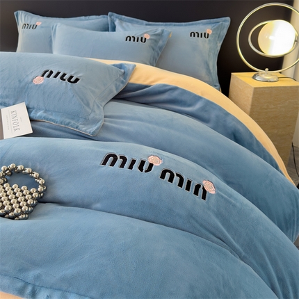91家纺网 家纺一手货源 找家纺 灰鲸 2025新款A类牛奶绒轻奢刺绣四件套 miumin-邃蓝+香槟