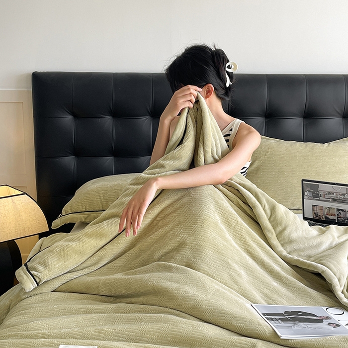 91家纺网 家纺一手货源 找家纺 欧邦 新款提花针织绒拉链款毯子牛奶绒单被套毯三件套 初见-芥黄