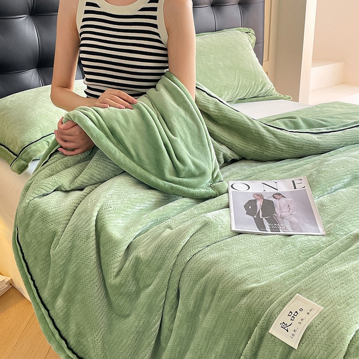 91家纺网 家纺一手货源 找家纺 欧邦 新款提花针织绒拉链款毯子牛奶绒单被套毯三件套 初见-草绿