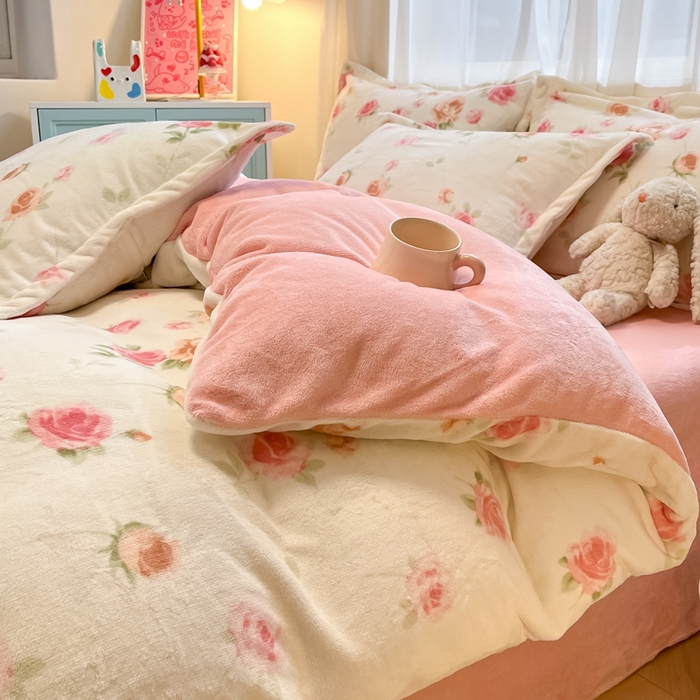 91家纺网 家纺一手货源 找家纺 2025新款田园花卉类印花牛奶绒被套单件 甜美冬日