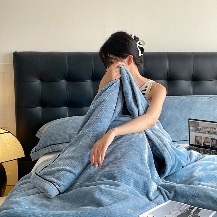 91家纺网 家纺一手货源 找家纺 欧邦 新款提花针织绒拉链款毯子牛奶绒单被套毯三件套 初见-蔚蓝