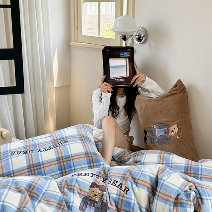 91家纺网 家纺一手货源 找家纺 （总）暖生活 2024新款直播爆款230克小熊刺绣牛奶绒四件套