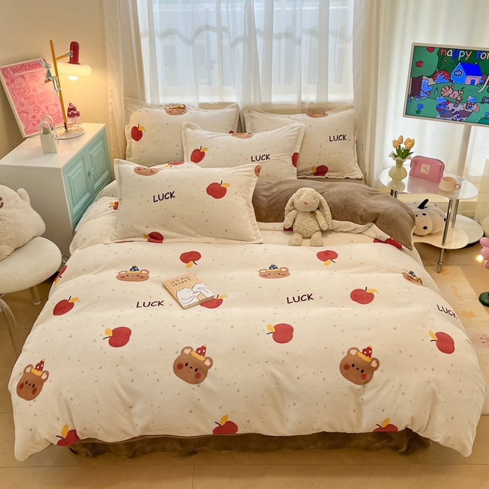 91家纺网 家纺一手货源 找家纺 2025新款田园花卉类印花牛奶绒被套单件 苹果小熊