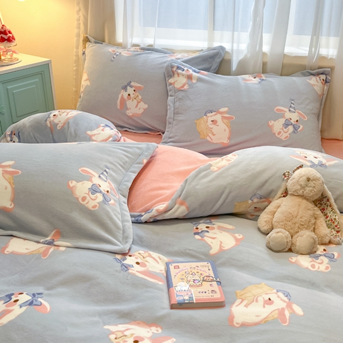 91家纺网 家纺一手货源 找家纺 2025新款田园花卉类印花牛奶绒被套单件 醒醒兔