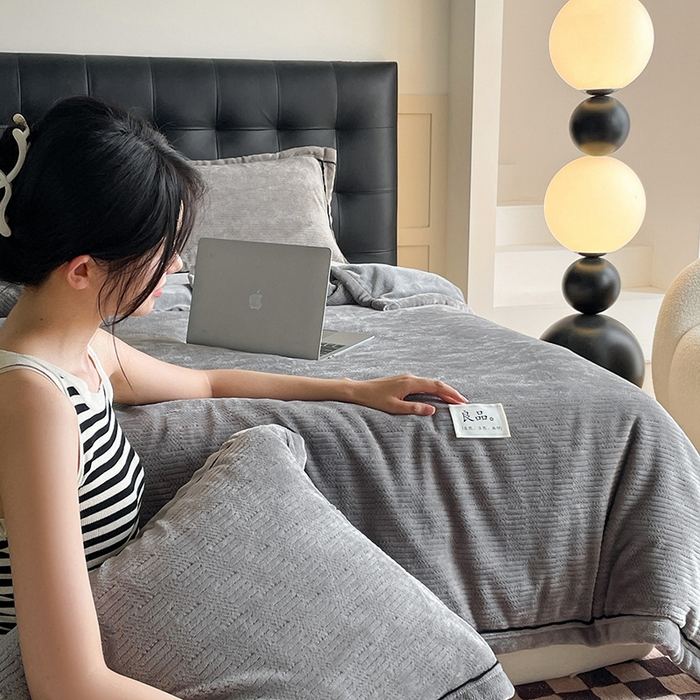 91家纺网 家纺一手货源 找家纺 欧邦 新款提花针织绒拉链款毯子牛奶绒单被套毯三件套 初见-珍珠灰