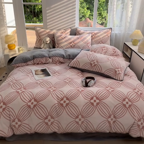 91家纺网 家纺一手货源 找家纺 晚依家纺 2024新款230g全消光牛奶绒四件套 新泽西-粉灰