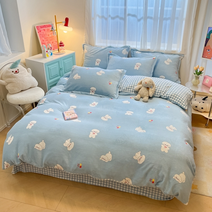 91家纺网 家纺一手货源 找家纺 2025新款田园花卉类印花牛奶绒被套单件 宝贝熊仔