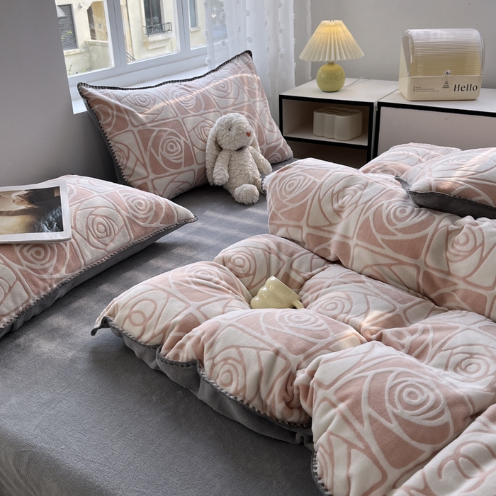 91家纺网 家纺一手货源 找家纺 晚依家纺 2024新款230g全消光牛奶绒四件套 陌上花开-粉灰